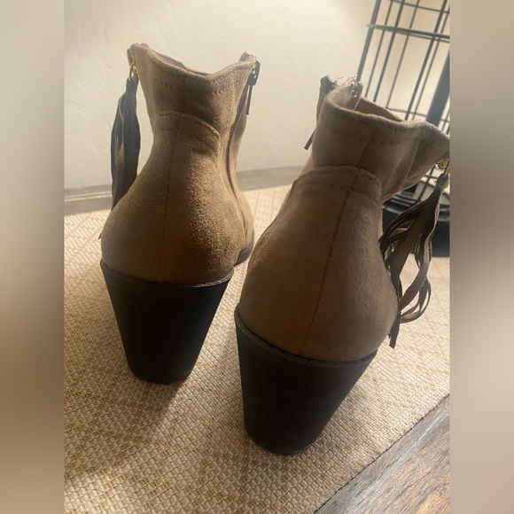 Booties with fringe detailing- sz 9 - Picture 5 of 7